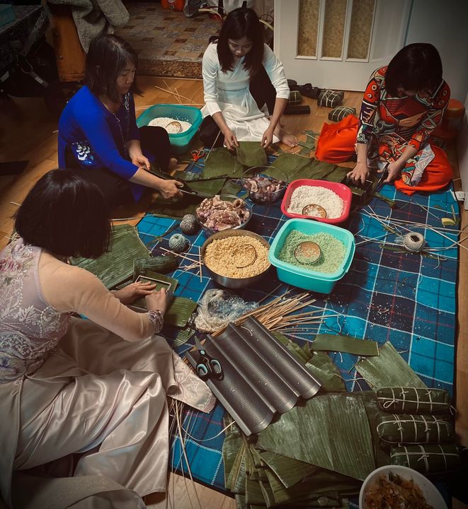 Những Cô Gái Việt Trong Tà Áo Dài Truyền Thống, Ngồi Gói Bánh Chưng, Bánh Tét (Tẹt Lẹ