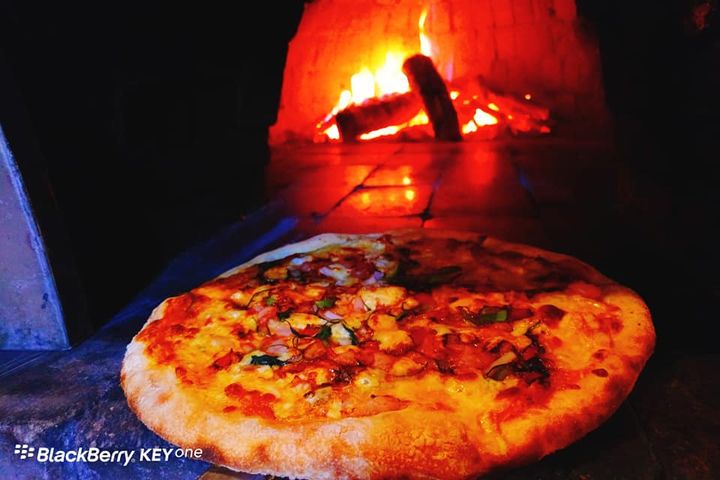 PIZZA NƯỚNG CỦI☘ Pizza ai cũng biết là 1 món ăn phương Tây du nhập vào các nước Á