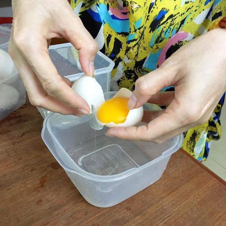 06/ Trứng chiên cuộn:3 hột vịt tách lòng đỏ, lòng trắng riêng. 3 hột vịt không tách.